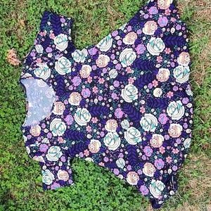 Short Sleeve Lularoe Floral Tunic, Size Med, Purple and Multicolor Florals